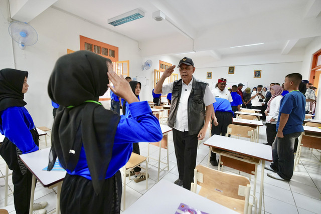 Wakil Menteri Sosial (Wamen Sosial) Agus Jabo Priyono berinteraksi dengan siswa saat tinjau Masa Pengenalan Lingkungan Sekolah (MPLS) di Sekolah Rakyat Menengah Atas (SRMA) 16 Temanggung. Foto: Kemensos RI