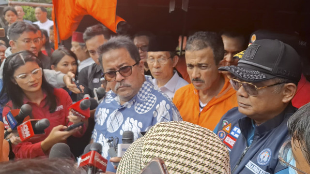 Wakil Gubernur Jakarta, Rano Karno meninjau lokasi kebakaran Bukit Duri, Jakarta Selatan, Minggu (20/7/2025). Foto: Thomas Bosco/kumparan