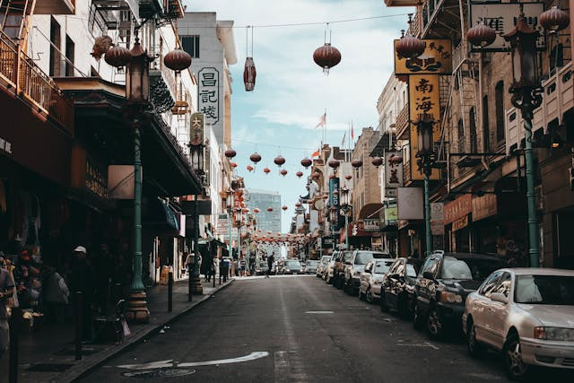 Zona Pecinan Kota Lama Surabaya. Foto hanya ilustrasi bukan sebenarnya. Sumber foto: Pexels/Vincent Gerbouin