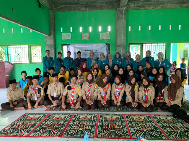 Mahasiswa dan siswa MTS & MA Al-ikhlas desa Setungkep Lingsar