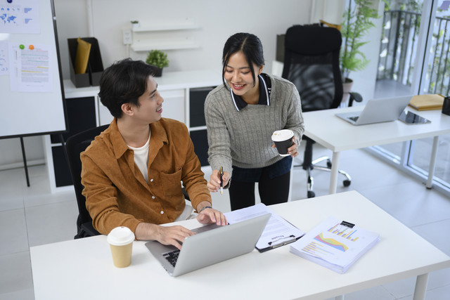 Menurut survei, kantor menjadi tempat banyak orang untuk memulai perselingkuhan. Foto: Prathankarnpap/Shutterstock