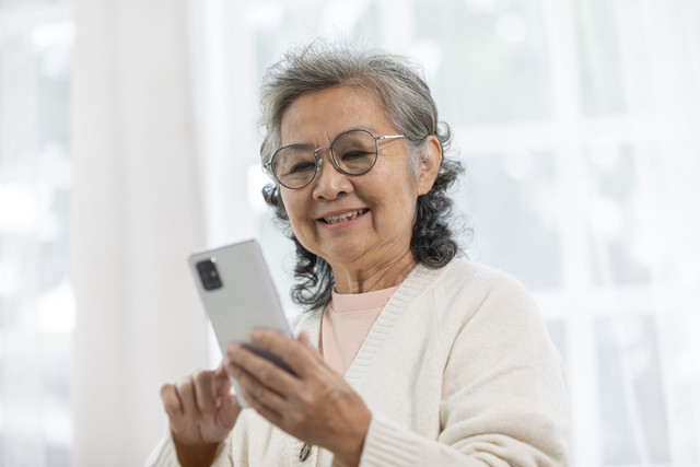 Menjadi cerdas itu bisa sepanjang usia, Ladies. Namun, ada beberapa aktivitas yang bisa menurunkan fungsi kognitif otak. Foto: 220 Selfmade studio/Shutterstock