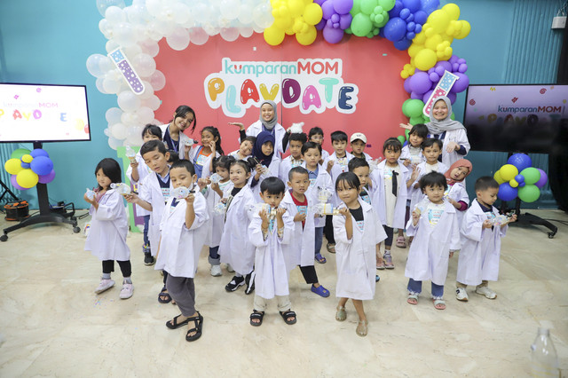 Anak-anak berfoto dalam acara kumparanMOM Playdate edisi Juli 2025. Foto: Jamal Ramadhan/kumparan