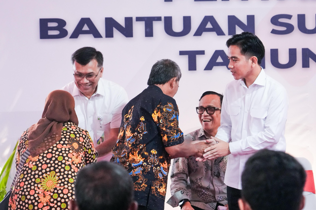 Wakil Presiden Gibran Rakabuming Raka (kanan) bersama Wakil Menteri Ketenagakerjaan Immanuel Ebenezer (kedua dari kanan) dan Direktur Utama BPJS Ketenagakerjaan, Pramudya Iriawan Buntoro (kiri) dalam meninjau langsung penyaluran Bantuan Subsidi Upah (BSU) kepada peserta aktif BPJS Ketenagakerjaan di Kantor Pos Boyolali, Jumat (18/7). Foto: Dok. BPJS Ketenagakerjaan
