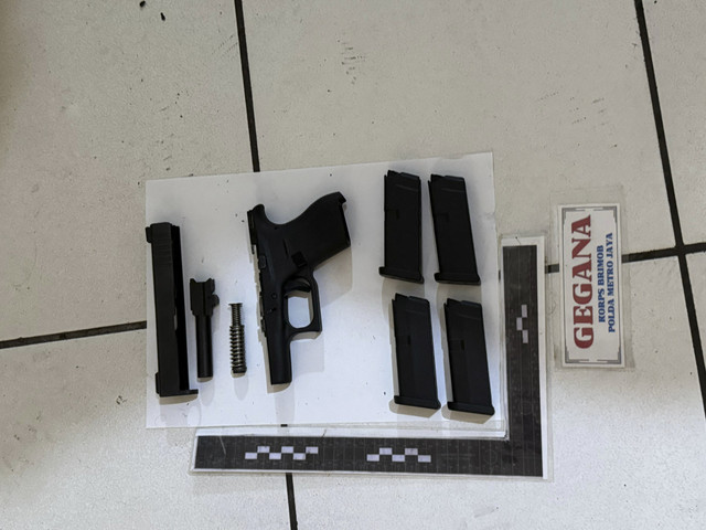 Penampakan senjata api dari sebuah koper ditemukan di Pasar Minggu, Jakarta Selatan, Jumat (18/7/2025). Foto: Dok. Istimewa