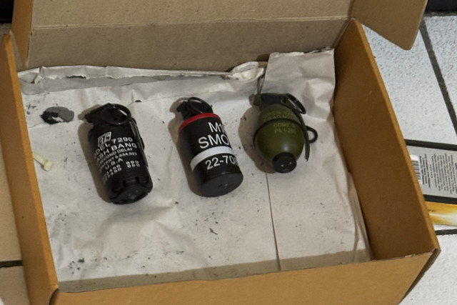 Penampakan granat dan gas air mata dari sebuah koper ditemukan di Pasar Minggu, Jakarta Selatan, Jumat (18/7/2025). Foto: Dok. Istimewa