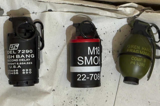 Penampakan granat dan gas air mata dari sebuah koper ditemukan di Pasar Minggu, Jakarta Selatan, Jumat (18/7/2025). Foto: Dok. Istimewa