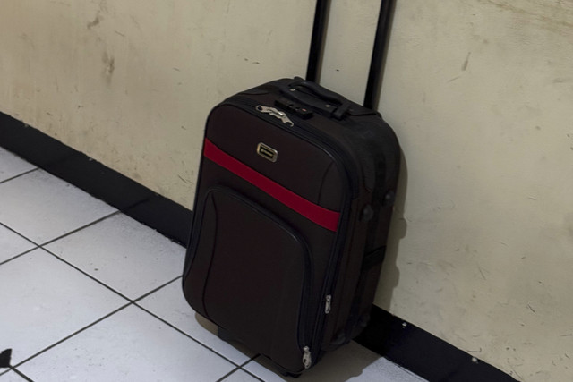 Penampakan sebuah koper yang berisi senjata api di Pasar Minggu, Jakarta Selatan, Jumat (18/7/2025). Foto: Dok. Istimewa