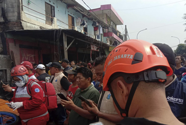 Pemadam kebakran bersama warga di lokasi kebakaran yang melanda warteg di Jln. Muara Baru Rw 13, Kel. Muara Baru, Kec. Penjaringan, Jakarta Utara. Foto: BPBD DKI Jakarta