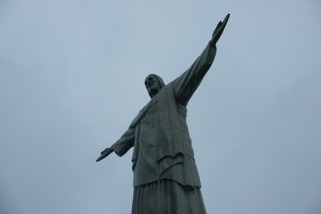 Patung Yesus di Manado. (Foto hanya ilustrasi, bukan tempat yang sebenarnya). Sumber : Unsplash/Simone Dinoia.
