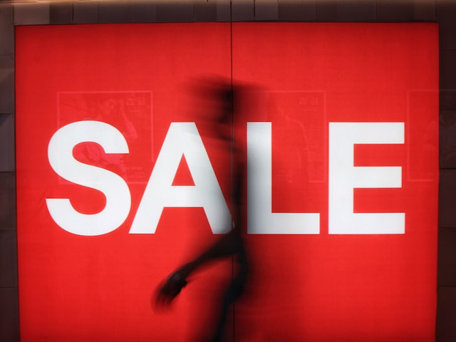Sales promotor adalah pekerjaan yang melibatkan penjualan secara langsung. Foto hanya sebagai ilustrasi saja, bukan gambar sebenarnya. Sumber: Unsplash/Justin Lim.