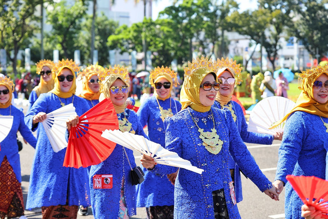 Para ibu-ibu yang turut memeriahkan parade kebaya dalam peringatan Hari Kebaya Nasional/ist. 