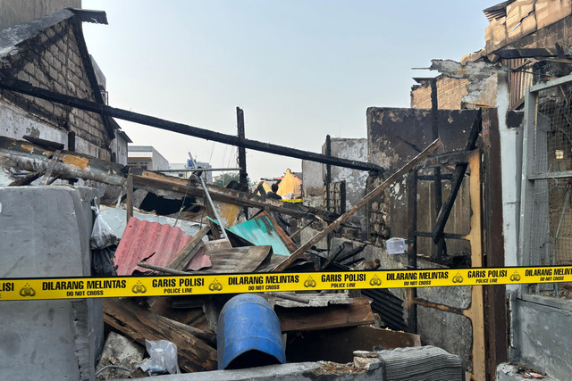 Kondisi usai kebakaran padat penduduk di Kelurahan Grogol Utara, Kebayoran Lama, Jakarta Selatan pada Minggu (20/7/2025). Foto: Abid Raihan/kumparan