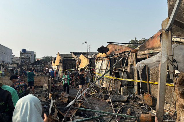 Kondisi usai kebakaran padat penduduk di Kelurahan Grogol Utara, Kebayoran Lama, Jakarta Selatan pada Minggu (20/7/2025). Foto: Abid Raihan/kumparan