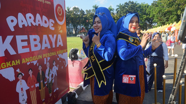 Aksi Ibu-ibu di Parade Kebaya Nasional yang sedang asyik swafoto di Halaman Kantor Gubernur Sumsel, Minggu (20/7) Foto: abp/urban id