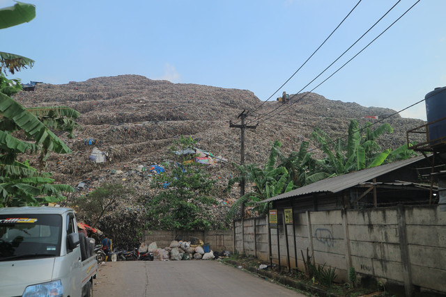 Ilustrasi Kondisi Warung Sekitar TPST Bantar Gebang yang Belum Digusur