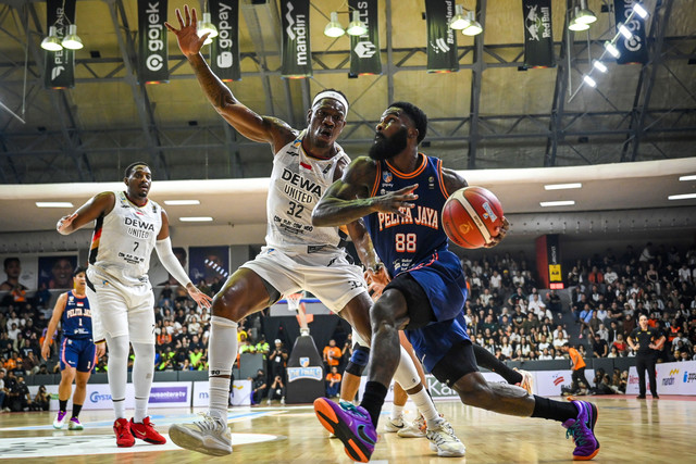 Pebasket Pelita Jaya Jakarta Jerome Anthony Beane JR (kanan) mendribel bola diadang pebasket Dewa United Banten Lester Prosper (kedua kiri) dalam laga ketiga babak final IBL 2025 di GOR Soemantri Brodjonegoro, Jakarta, Minggu (20/7/2025). Foto: Sulthony Hasanuddin/ANTARA FOTO 