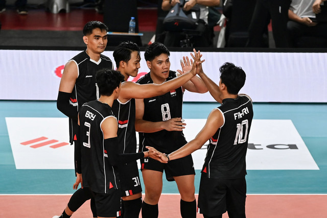 Pevoli Timnas putra Indonesia melakukan selebrasi usai menang dari Timnas putra Kamboja pada pertandingan SEA Volley League 2025 putaran kedua di Jakarta International Velodrome, Rawamangun, Jakarta, Sabtu (19/7/2025). Foto: Fakhri Hermansyah/ANTARA FOTO