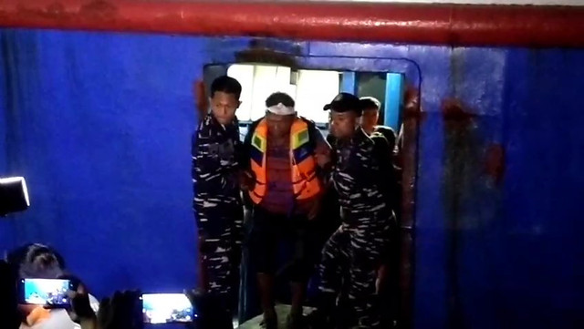 Seorang penumpang KM Barcelona yang terbakar di tengah laut, diturunkan dari kapal evakuasi. Ada 289 orang yang dievakuasi. 