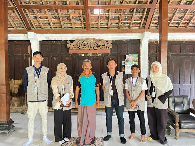 Mahasisawa Pengabdian Masyarakat UINSA Kelompok 114 Ngawi saat melakukan observasi dan koordinasi dengan Kepala Dusun utuk pelaksanaan program kerja.