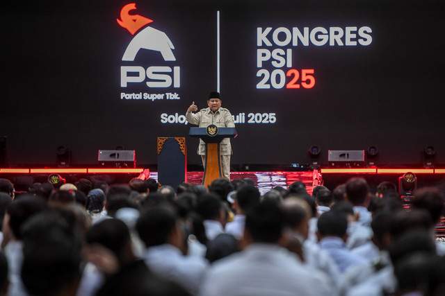 Presiden Prabowo Subianto memberikan sambutan saat menghadiri penutupan Kongres Partai Solidaritas Indonesia 2025  di Edutorium KH Ahmad Dahlan, Universitas Muhammadiyah Surakarta (UMS), Solo, Jawa Tengah, Minggu (20/7/2025).  Foto: Galih Pradipta/ANTARA FOTO