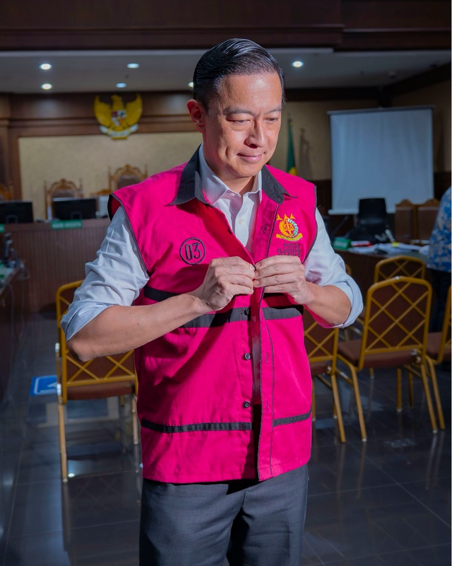 Tom Lembong sedang mengenakan sebuah rompi (Sumber: https://www.instagram.com @tomlembong).