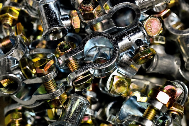 Ilustrasi cara menyambung kabel busi motor. Foto: Unsplash/ shraga kopstein