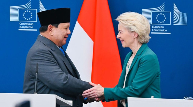 Presiden Republik Indonesia Prabowo Subianto dan Presiden Komisi Eropa Ursula von der Leyen berjabat tangan di markas besar Uni Eropa, Gedung Berlaymont, Brussels, Belgia, Minggu (13/7/2025). (Foto: BPMI Setpres/Laily Rachev)