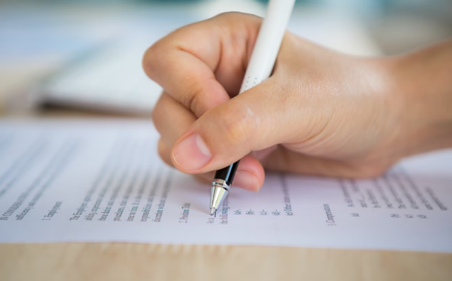 ilustrasi ujian. sumber: https://www.freepik.com/free-photo/hand-with-pen-writing-paper_978444.htm#fromView=search&page=1&position=33&uuid=1a9b7af7-c78d-4d3f-bf45-9b4cc99322d6&query=ujian