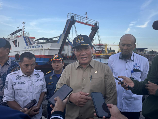 Anggota Komisi VII DPR RI, Bambang Haryo Soekartono, saat berkunjung ke Pelabuhan Ketapang. (ist)