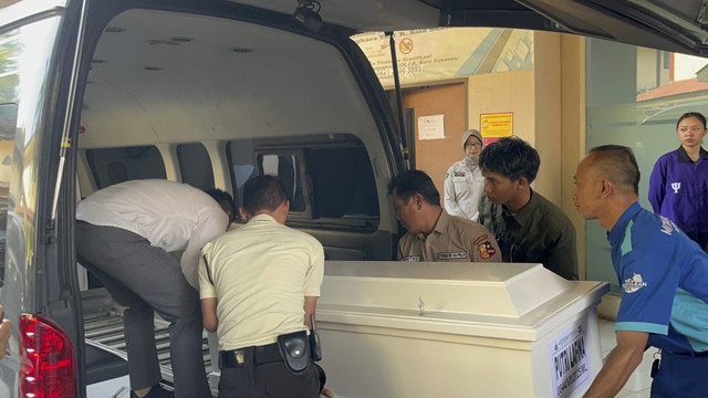 Pemulangan jenazah korban kebakaran Tebet di RS Polri Kramat Jati, Jakarta Timur, Senin (21/7/2025). Foto: Rayyan Farhansyah/kumparan
