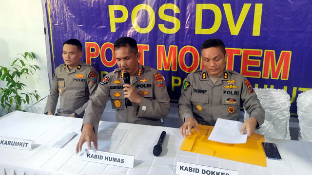 Kabid Humas Polda Sulawesi Utara, Kombes Pol Alamsyah Parulian Hasibuan, saat memberikan keterangan pers terkait peristiwa KM Barcelona terbakar di Talise. 