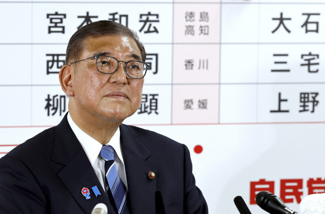 Shigeru Ishiba, Perdana Menteri Jepang dan presiden Partai Demokratik Liberal (LDP) yang berkuasa, mendengarkan pertanyaan dari seorang jurnalis di markas besar LDP, pada hari pemilihan Majelis Tinggi, di Tokyo, Jepang, Minggu (20/7/2025). Foto: FRANCK ROBICHON/Pool via REUTERS