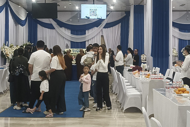 Prosesi tutup peti jenazah mendiang ayah Sarwendah, Hendrik Lo, di rumah duka Grand Heaven, Pluit, Jakarta Utara, Senin (21/7/2025). Foto: Giovanni/kumparan