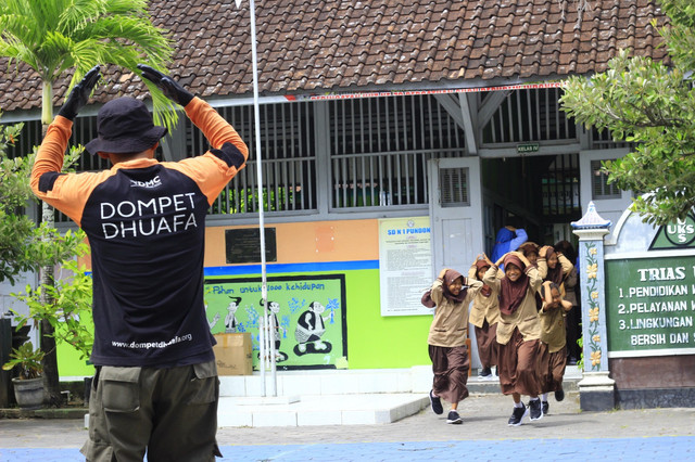 Program sekolah sehat merupakan penerapan sekolah terhadap pelatihan hygienitas diri dan pelatihan tanggap bencana. Kegiatan ini dilaksanakan di dua sekolah dasar, yaitu SD Negeri 1 Pundong dan SD Muhammadiyah Geger Pundong, Bantul, dengan melibatkan kurang lebih 200 siswa dari kedua sekolah tersebut.