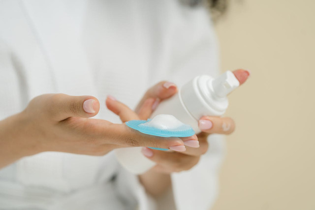 Ilustrasi untuk facial wash non SLS di Alfamart. Sumber: pexels.com/Shvets Production