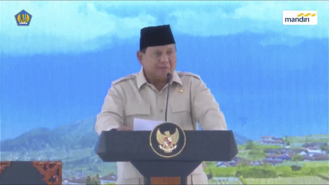 Presiden Prabowo Subianto memberikan sambutan saat Peluncuran Kelembagaan 80.000 Koperasi Desa/Kelurahan Merah Putih di Bentangan, Klaten, Jawa Tengah, Senin (21/7/2025). Foto: YouTube/ Kementerian Koordinator Bidang Pangan RI