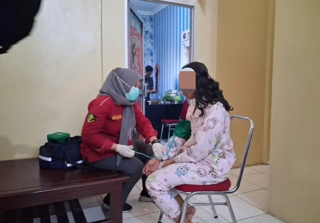 Pelaku saat dilakukan pengecekan kesehatan sebelum ditahan. Foto : Dok. Polres OKU Selatan