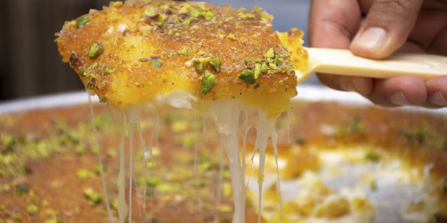 Jajanan kaki lima kunafa yang menjad salah satu kuliner khas Dubai yang halal. Foto: restoran Nablus