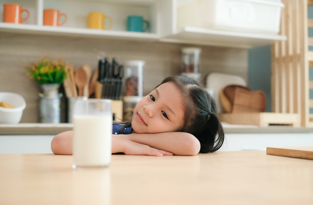 Ilustrasi mengajak anak terbiasa minum susu. Foto: Shutterstock