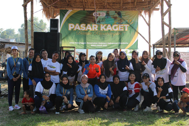 foto mahasiswa BBK 6 Unair Desa Menanggal dengan peserta senam pagi Pasar Kaget