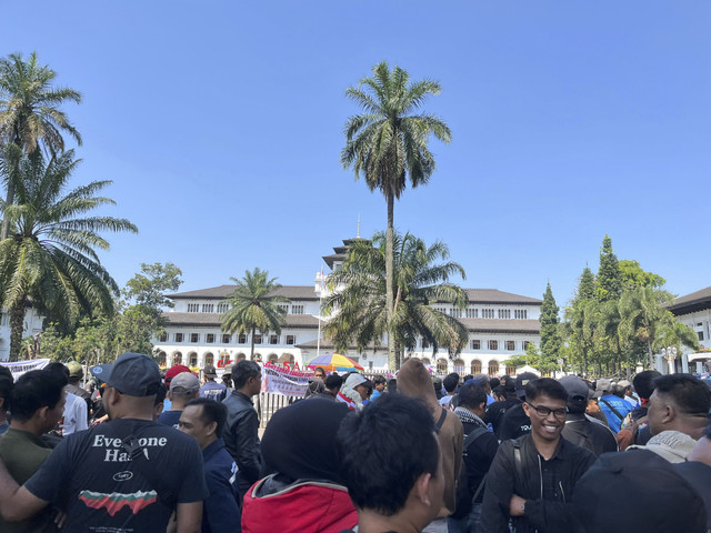 Massa pekerja dan pelaku usaha pariwisata demo "aksi damai" atas penolakan larangan kegiatan study tour, di depan Gedung Sate, Kota Bandung, Senin (21/7/2025). Foto: Dok. Istimewa