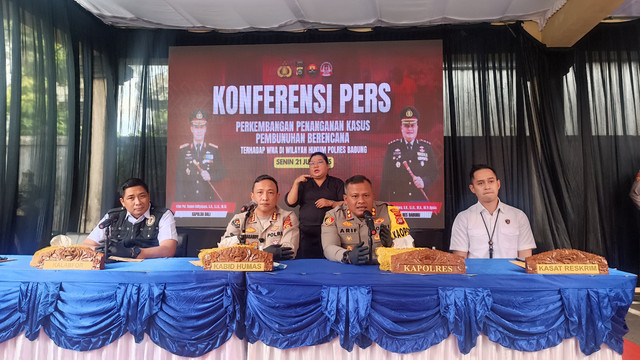 Kapolres Badung M. Arif Batubara (kedua kanan) saat jumpa pers di Polda Bali terkait penemuan barang bukti pistol dalam kasus penembakan WN Australia, Senin (21/7/2025). Dok: Denita br Matondang/kumparan