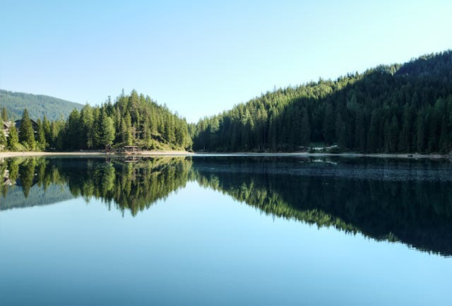 Telaga Sarean Ponorogo. Foto hanya ilustrasi bukan sebenarnya. Sumber foto: Pexels/eberhard grossgasteiger