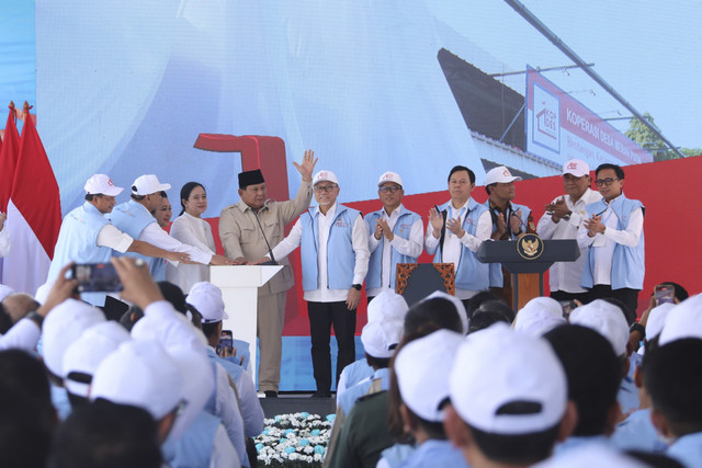 Mendagri Tito Karnavian dampingi Presiden Prabowo saat peluncuran Koperasi Desa/Kelurahan Merah Putih di Klaten, Senin (21/7/2025). Foto: Kemendagri RI