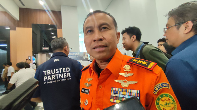 Kabasarnas Marsda Mohammad Syafii menjawab pertanyaan wartawan di Kantor BMKG, Jakarta Pusat, Senin (21/7). Foto: Jonathan Devin/kumparan