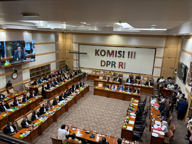 Komisi III DPR RI RDPU terkait RUU KUHAP bersama 11 persatuan advokat di Kompleks Parlemen, Senayan, Jakarta Pusat pada Senin (21/7). Foto: Abid Raihan/kumparan