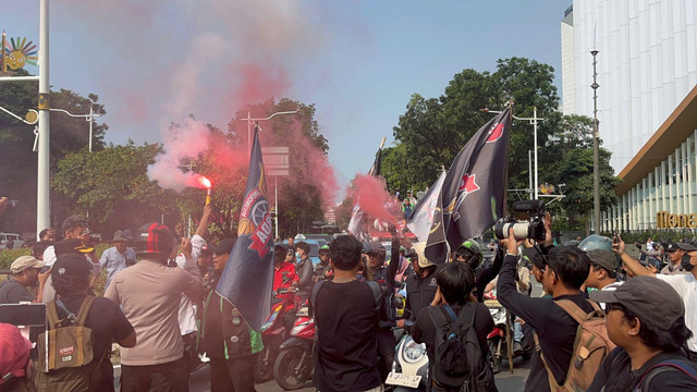 Massa pengemudi Ojol mulai berdatangan saat menggelar unjuk rasa di Jalan Merdeka Selatan, Jakarta Pusat, Senin (21/7). Foto: Rayyan Farhansyah/kumparan