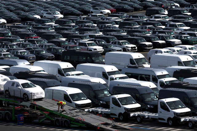 Ilustrasi mobil-mobil yang diimpor. Foto: Yves Herman/REUTERS