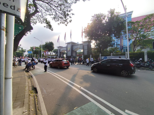 Suasana lalulintas usai aksi unjuk rasa tenaga honorer di depan Kementerian PANRB, Jakarta, Senin (21/7). Foto: Rachmadi Rasyad/kumparan